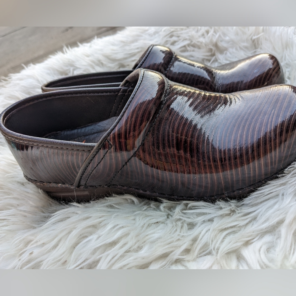 Women's Dansko Brown Leather Slip Resistant Clogs Size 8/38